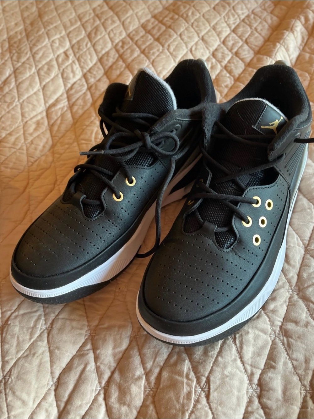 Jordan Max Aura 5 black/metallic Gold-White size 10.5